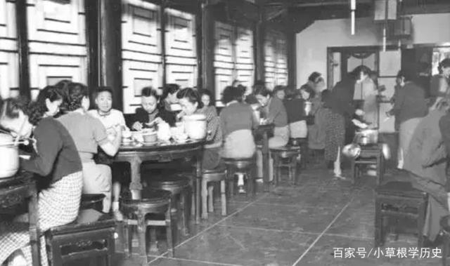 1947年，北京，一群在吃饭的女工.jpg