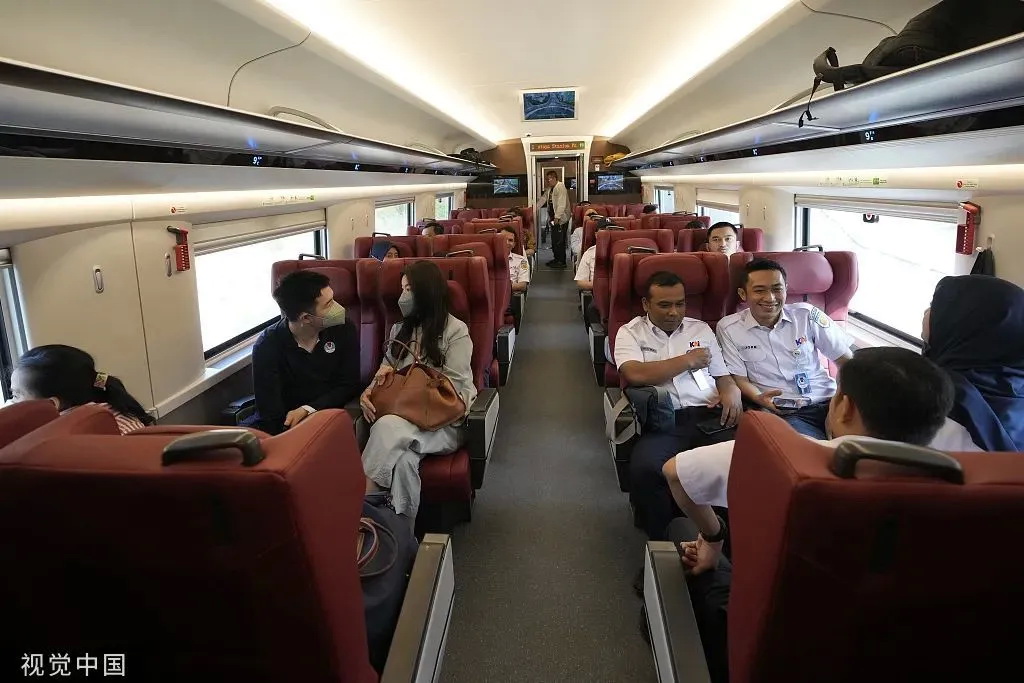印尼民众搭乘雅万高铁