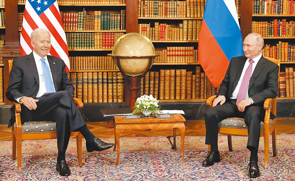 美国总统拜登（左）与俄罗斯总统普京（右）于2021年7月16日在端士日内瓦会晤 ...